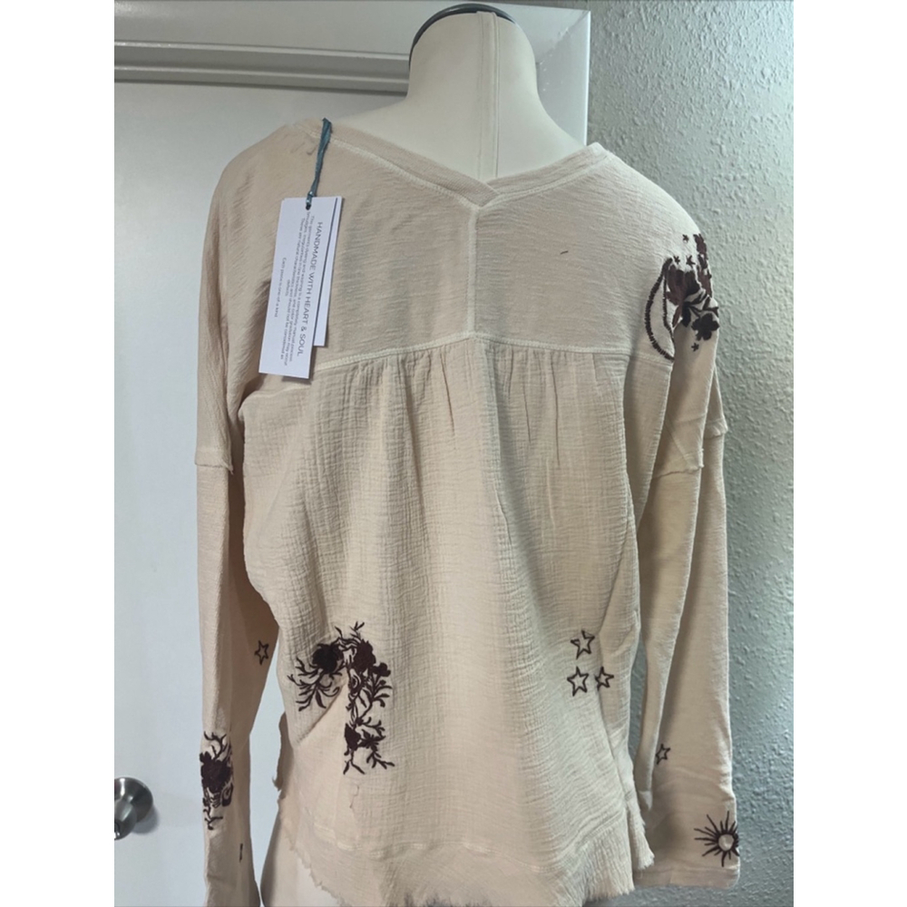 NWT distressed women’s embroidered sweater blouse by Caite Kyla Seo - Picture 5 of 16